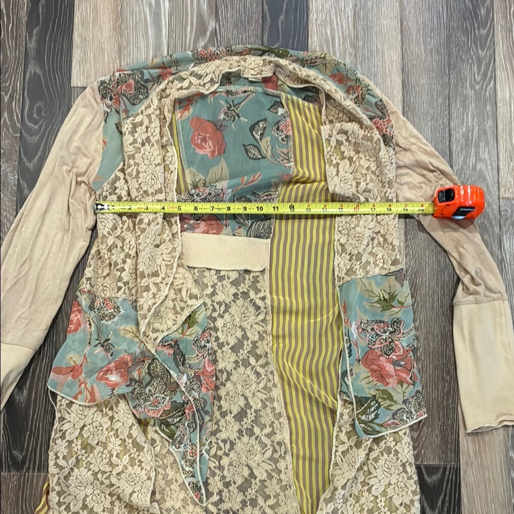 Gimmicks Floral Lace Waterfall Cardigan. Size Medium. - Picture 8 of 10